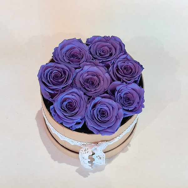 B 3    Rosenbox mit 6-7 lila gefriergetrockneten Rosen ,  ca 14 cm Durchmesser Bild 2